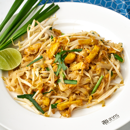 ผัดไทย          Pad Thai with plant-based meat and egg