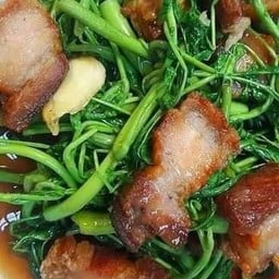 ข้าวผักบุ้งหมูกรอบ