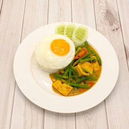 ข้าวเต้าหู้ไต้หวันผัดพริกแกงใต้ไข่ดาว          Spicy tofu with rice and fried egg