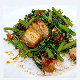 ผัดผักบุ้งหมูกรอบราดข้าว