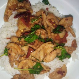 ผัดกะเพราหมูหมักน้ำมันงา ราดข้าว+ฟรีไข่ดาว หรือ กุนเชียงทอด