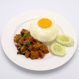 ข้าวกะเพราสามกรอบไข่ดาว          Rice with fried plant-based meat, basil with fried egg