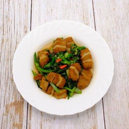 คะน้าฮ่องกงสามกรอบ (กับข้าว)          Hong Kong kale with fried plant-based meat