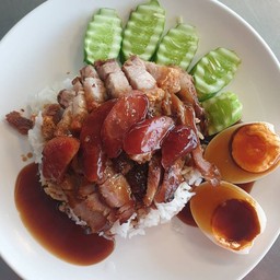 ข้าวหมูแดง-หมูกรอบ-กุนเชียง-ไข่ต้ม