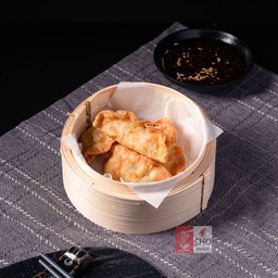 เกี๊ยวซ่าหมูเพค่ะซอสบาร์บีคิว 4 ชิ้น - Deep Fried Gyoza