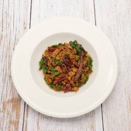 กะเพราคั่วพริกแห้ง (กับข้าว)          Stir-fried plant-based meat with basil and dried chili