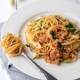 สปาเกตตี้ผัดขี้เมาเจ          Spicy Spaghetti with Plant-based meat and basil