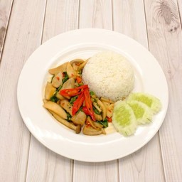 ข้าวกะเพราเห็ดเจ          Rice with spicy mushroom and basil J