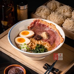 ราเมนแบล็คมิโสะเนื้อสันนอกเบิร์นไฟ-Black Miso Beef Striploin Bure Ramen