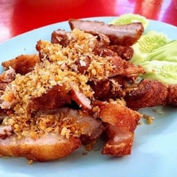 สามชั้นทอดกระเทียม