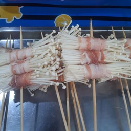 ้เห็ดเข็มทองพันเบคอน