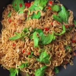 มาม่าผัดกระเพราไก่