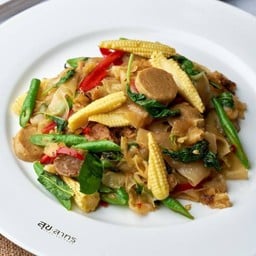 ก๋วยเตี๋ยวผัดขี้เมาเจ          Spicy Spaghetti with Plant-based meat and basil