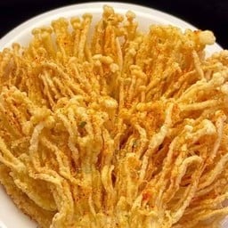 ยำเห็ดเข็มทองทอดกรอบ