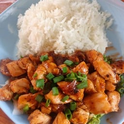 ข้าวไก่ผัดซอสแดงพริกไทยดำ