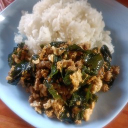 ข้าวผัดสาหร่ายหมูสับไข่