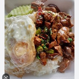 กระเพราเครื่องในไก่ราดข้าว