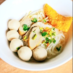 ก๋วยเตี๋ยวลูกชิ้นปลาแห้ง