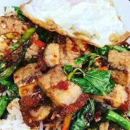 กระเพราหมูกรอบราดข้าว