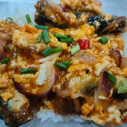 ปลากะป๋องผัดไข่ ราดข้าว