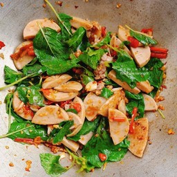 กระเพราหมูยอราดข้าว