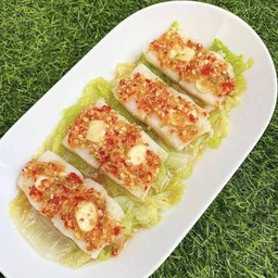 ปลาดอลลี่ราดน้ำจิ้มซีฟู๊ด Thai spicy seafood dressing sauce topped on dory fillet