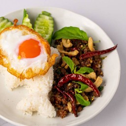 กะเพราเนื้อติดมัน+ไข่ดาว