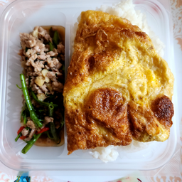 ผัดผักบุ้งราดข้าว