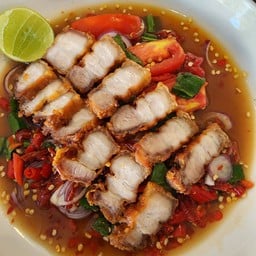 ยำหมูสามชั้นทอด