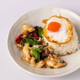 กะเพราหนวดปลาหมึก+ไข่ดาว