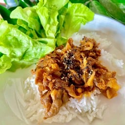 ข้าวหมูทอดกระเทียมพริกสด