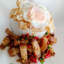หมูกรอบคั่วพริกไข่ดาว