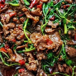 กระเพราเนื้อราดข้าว