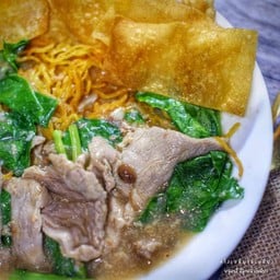 ราดหน้าหมูหมักเกี๊ยวกรอบ(เยาวราช)