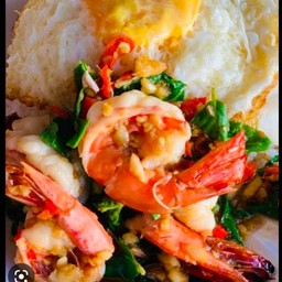 กระเพรากุ้งราดข้าว