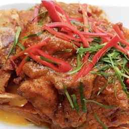 ฉู่ฉี่ปลาทับทิม Fried tilapia in dried-red curry