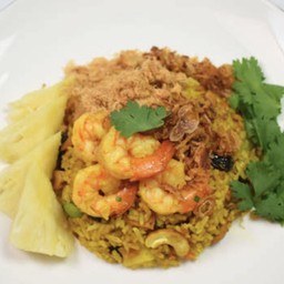 ข้าวอบสับปะรดกุ้งสด Baked rice with pineapple and fresh prawns served in pineapple