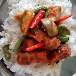 พริกแกงหมูกรอบ ราดข้าว
