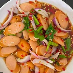 ยำใส้กรอกหนังกรอบ