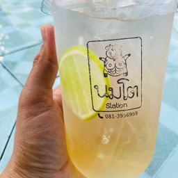 น้ำส้มคั้นสด by นมโต