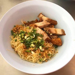 บะหมี่หมูกรอบ