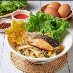 ก๋วยเตี๋ยวคั่วแซลมอน