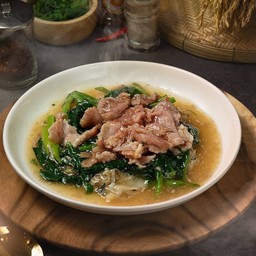 เส้นใหญ่ ราดหน้า หมู