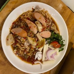 ยำมาม่า ใส้กรอก หมูยอ หมูสับ