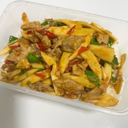 ข้าวราดผัดหน่อไม้เนื้อ