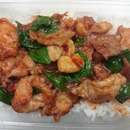 ข้าวราดหมูชิ้นผัดพริกแกง