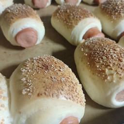 [อร่อยซ่ากับโค้ก] ขนมปังไส้กรอกพาเมซานชีส +  โค้ก ออริจินัล (ขวด) 