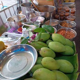 ยำมะม่วง มะม่วงน้ำปลาหวาน กะปิหวาน  อุ้มกะเอิร์ท สาขาตลาดนนท์