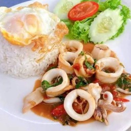 กระเพราปลาหมึกไข่ดาว