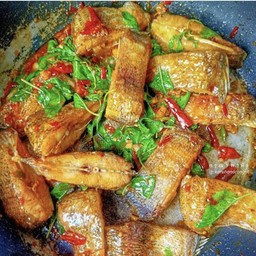 ปลาสลิดกระเพรากรอบ Stir fried gourami with crispy basil leaves
